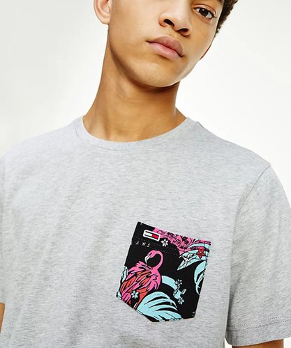 Tommy Jeans חולצה טישרט עם כיס באפור DM0DM10283